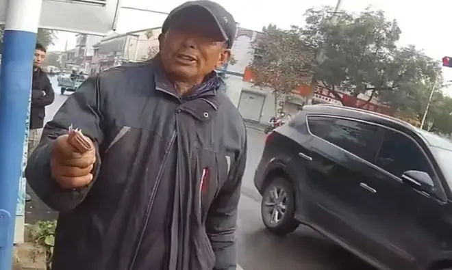 当你接触的人越多，就会发现：越是一直给你台阶、给你面子的人，一旦不再当众护你——那不是翻脸，是你先把路走绝了