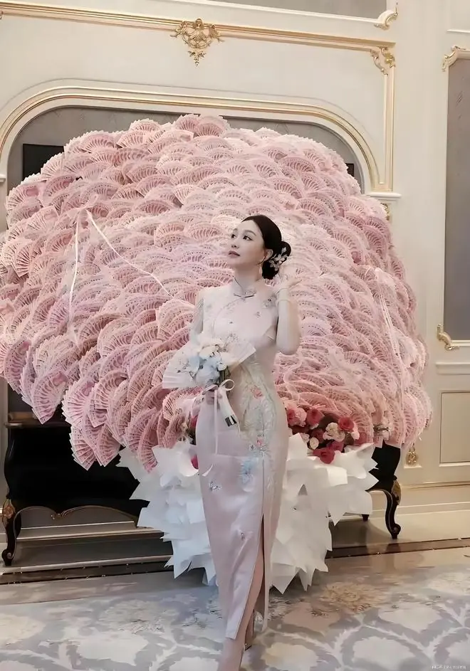 豪横！周大生老板娘46岁生日，老公送百元纸币摆成两米高的花束