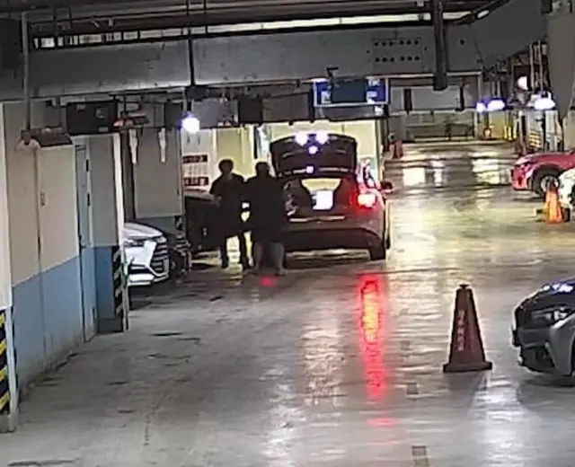 上海一百万豪车停在地库，竟被“蚂蚁搬家式”拆光卖了，监控显示：嫌疑人来了十几次，每次拆完零部件都罩好车衣；三人已被警方抓获