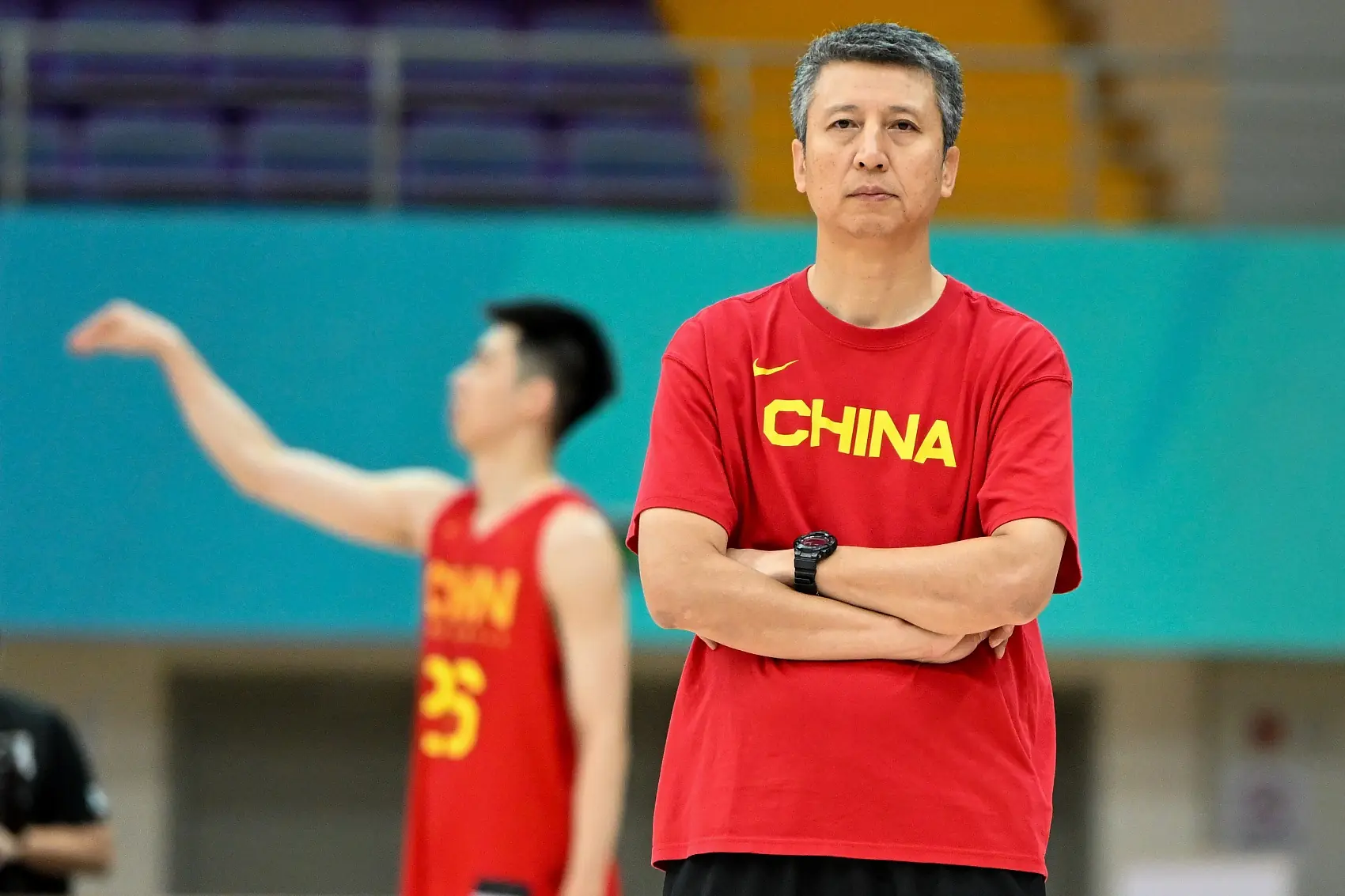 解说:长期集训是非常落后的 队员容易以疲惫的状态进入比赛周期