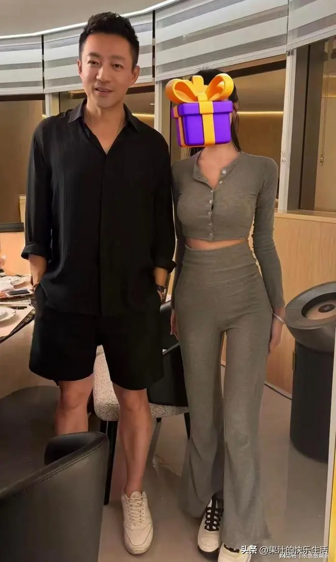 小玥儿罕露正脸!汪小菲一家游香港,为女儿唱睡前歌!玥儿好开心