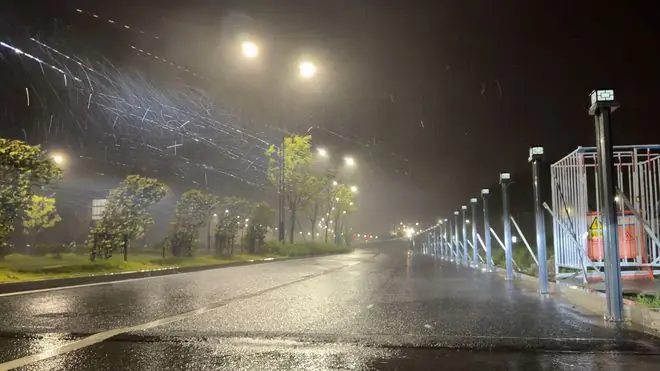 台风“巴威”登陆浙江后减弱，气象科普博主实地追风：风雨低于预期，北方远距离暴雨仍需警惕