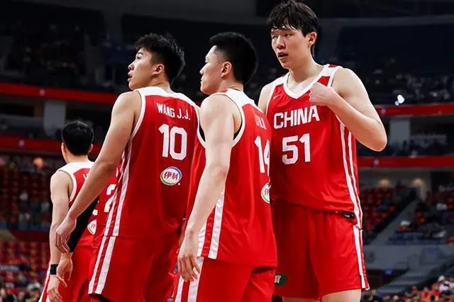半场落后10分！中国男篮打得太乱，杨瀚森仅5分，想赢日本有点难