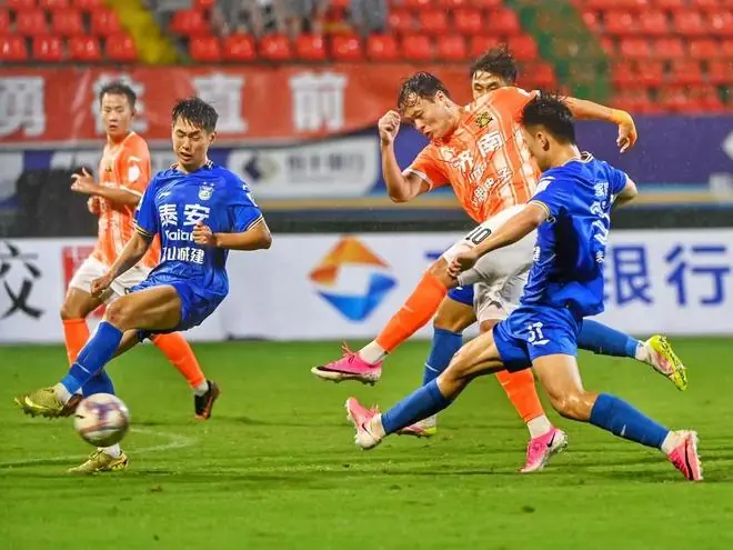 齐鲁超赛|互递书信，雨中呐喊：济泰之战济南队收获主场首个平局