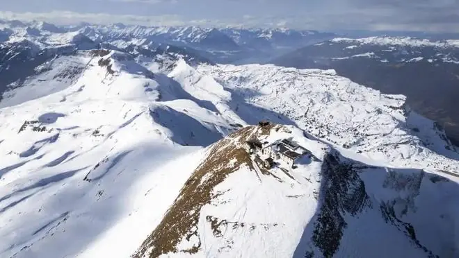 情侣在瑞士雪山顶“撒欢”,就这么被全世界直播了···
