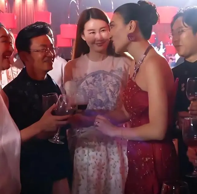 王宝强带女友参加婚礼！1米78身材抢尽风头，两人相恋8年仍未领证