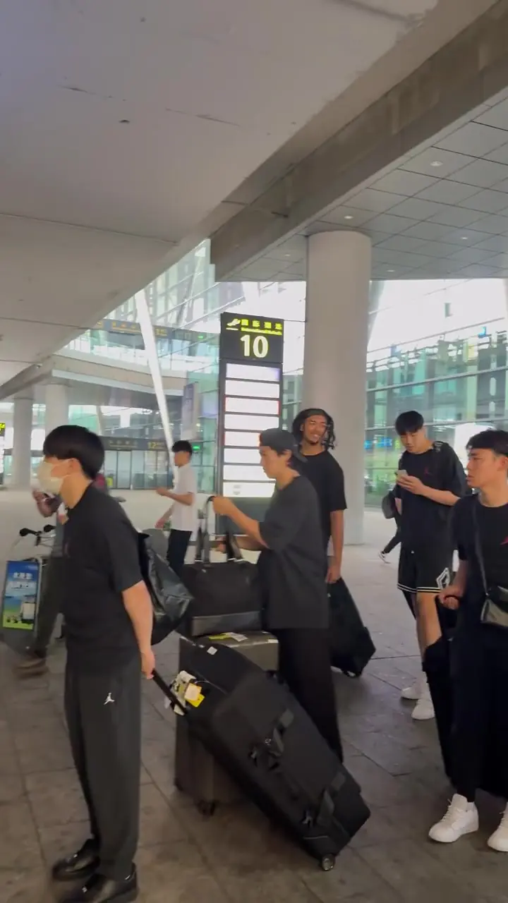 日本男篮抵达沈阳备战后天的世预赛！河村勇辉没有随队出现
