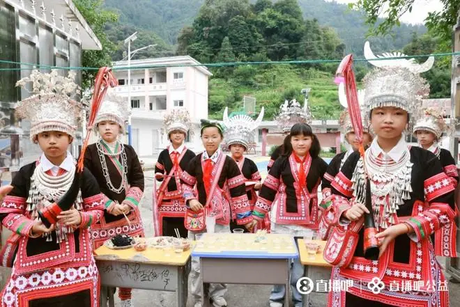 在贵州的大山里，多了一块球场