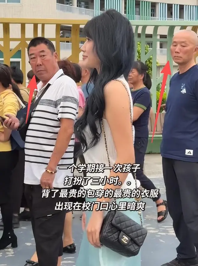 “打扮3小时，不如洗个脚！”家长盛装出席接孩子，大爷眼神说明一切