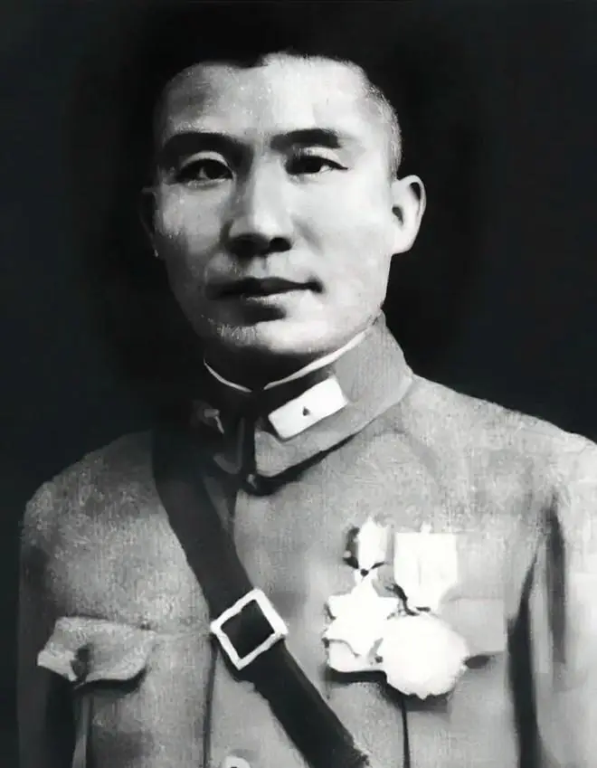 1945年，国民党三个王牌师合力围歼日军一个联队，美式冲锋枪和机关炮火力全开。可等到最后打扫战场时，所有人都陷入了沉默
