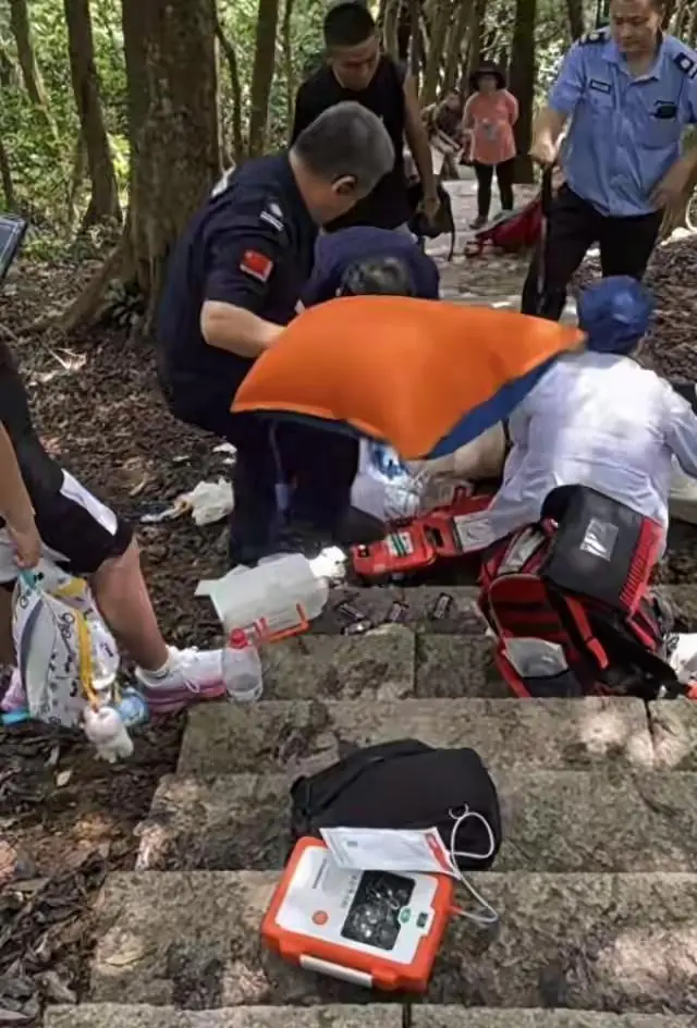 登山男子自认体能过硬，酷暑执意爬山，梧桐山不幸中暑殒命！