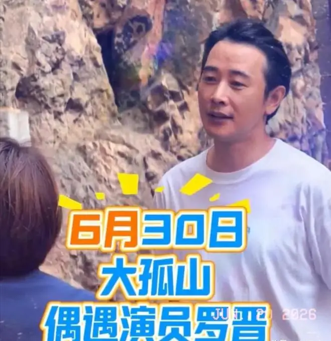 罗晋大孤山被偶遇，穿白T恤打扮低调，留着中分短发越来越帅气了