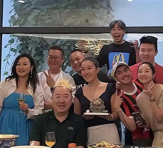 英达一家四口新露面！梁欢容貌大变，电了头发，英如镝兄妹发胖了