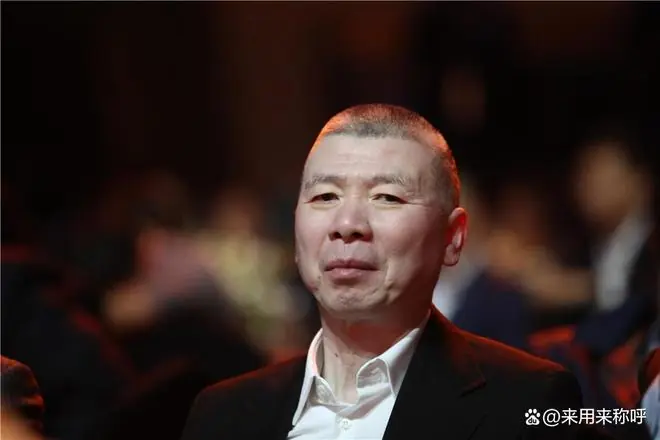 冯小刚这下老实了，坐头等舱脑袋全是斑块，养女徐朵脸肿原因曝光