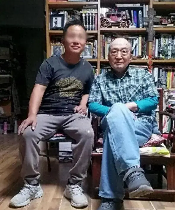 钱再多有什么用？79岁李保田近况曝光，住处杂乱，喝10元桶装水