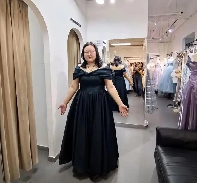 “关注点错了！”高三妈妈晒女儿成年礼服，被劝减肥才是头等大事
