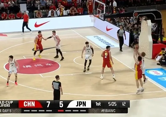 微波炉!李弘权刚被换上场 底角三分机会坚决出手命中!