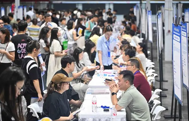 金饭碗彻底凉了！年轻人扎堆从银行辞职，真实原因戳醒无数人！