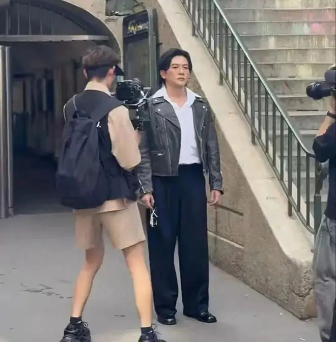 苏有朋现身巴黎,这直接堪称换脸啊,走在街上都不敢认了!
