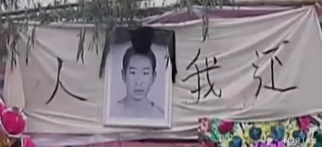 “打错人了”35名保安持械围殴17岁少年致死，昆明符国俊惨案始末