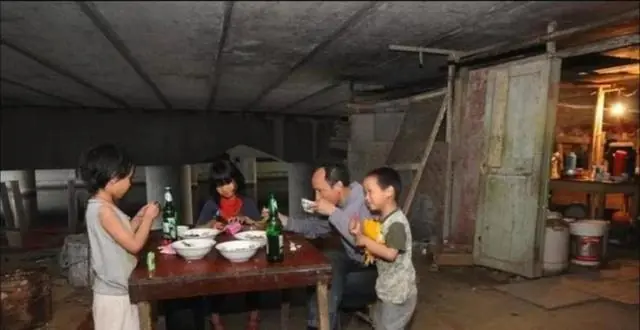 嘉兴桥洞下夫妻蜗居10年生4子与鼠为伴，十年后光亮曝光