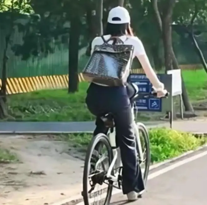 陈伟霆一家3口骑行，买4万元的亲子自行车，9个月儿子乖巧坐车头