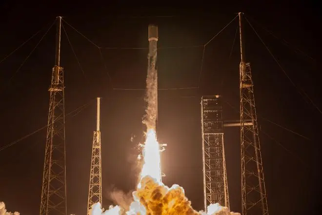 逆袭还是挣扎？SpaceX火箭36次复用破纪录，星链上半年狂射1589颗卫星，股价却跌穿发行价