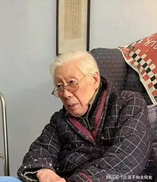 90岁焦晃现状：烟不离手、纸尿裤相伴，与年轻妻子住破旧小区
