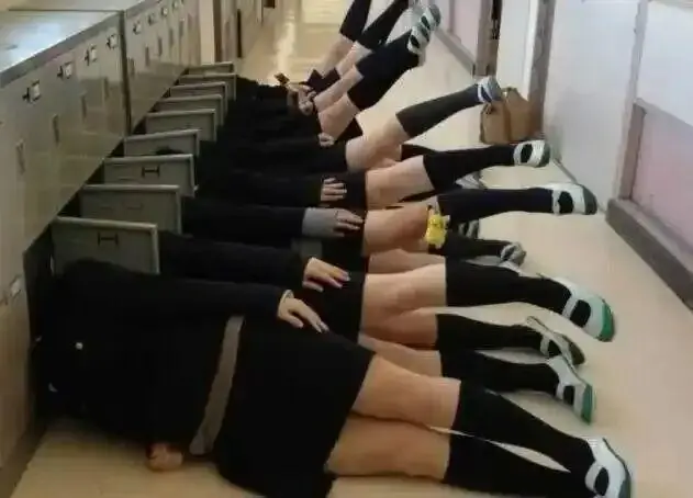 爆笑经典糗事冷笑话，早上拿100元整的去报刊亭买矿泉水想换点零钱，报刊亭阿姨说这刚开门找不开啊说！